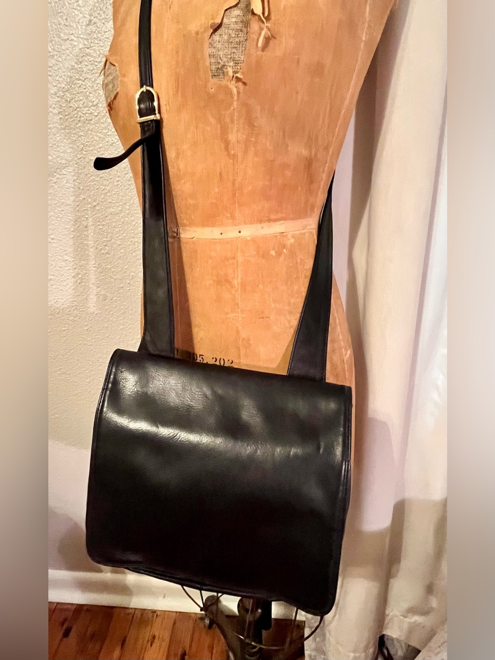 Perlina Black Leather Shoulder Bag